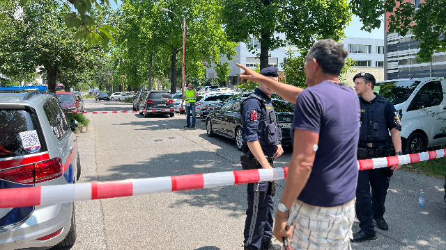 6月10日，警察在奥地利格拉茨市枪击事件现场附近执勤 